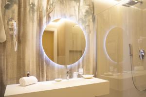 A bathroom at La Perla