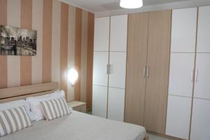 1 dormitorio con 1 cama y armario grande en Appartamenti DeSi, en Tropea