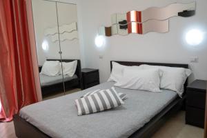 une chambre avec un lit et un miroir dans l'établissement Appartamenti DeSi, à Tropea