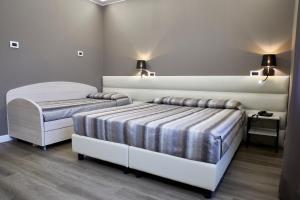 A bed or beds in a room at La Perla