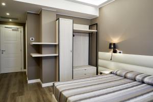 A bed or beds in a room at La Perla Még 36 kép