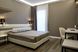 A bed or beds in a room at La Perla
