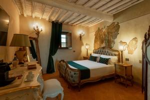 Postel nebo postele na pokoji v ubytování Il Miraggio in Val d'Orcia Relais & Spa