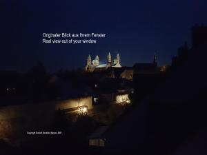 - une vue sur la ville la nuit dans l'établissement Domizil Domblick Speyer City, Garage, 50m2, à Speyer