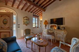 TV a/nebo společenská místnost v ubytování Il Miraggio in Val d'Orcia Relais & Spa