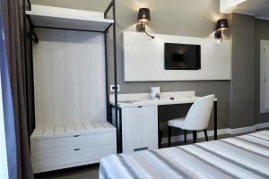 A bed or beds in a room at La Perla