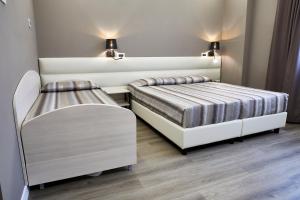 A bed or beds in a room at La Perla