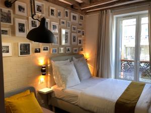 a bedroom with a bed and a window at Résidence Labyrinthe in Paris
