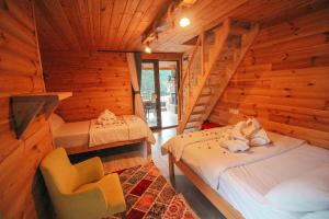 a bedroom with two beds in a log cabin at Efulim Apart in Çamlıhemşin