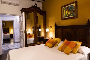 sypialnia z łóżkiem i dużym lustrem w obiekcie LA CASA DE JULIA w mieście Almagro