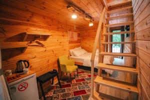 een kamer met een bed in een houten hut bij Efulim Apart in Çamlıhemşin