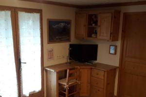 Televisyen dan/atau pusat hiburan di A4 km de Megève très joli studio avec jacuzzi ,vue sur les montagnes au calme