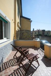 a pair of wooden chairs sitting on a balcony at N050 - Numana, trilocale in centro con portico e posto auto in Numana