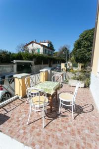 a patio with a table and chairs on a brick patio at N050 - Numana, trilocale in centro con portico e posto auto in Numana