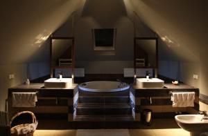 a large bathroom with two sinks and a tub at Villa Riccona in Bronisze