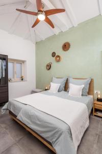 um quarto com uma cama grande e uma ventoinha de tecto em Pogled the View em Opatija
