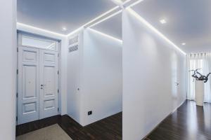 un pasillo blanco con paredes blancas y techo en Viale dei Lecci - Luxury rooms, en Francavilla Fontana