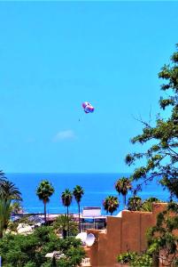 un cerf-volant dans le ciel au-dessus de la plage dans l'établissement Playa de Las Americas Sea Views II, à Playa de las Americas