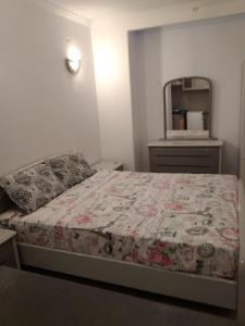 małą sypialnię z łóżkiem i lustrem w obiekcie Yiannis Kalimarmaro Studio,Athens Center w Atenach