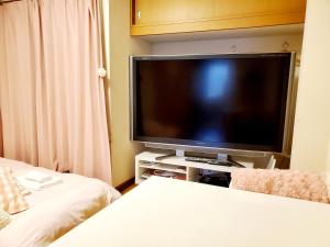 โทรทัศน์และ/หรือระบบความบันเทิงของ Takaraboshi room 301 Sannomiya 10 min