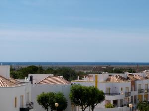 vistas a una ciudad con edificios blancos y árboles en Os Dias Felizes, en Tavira