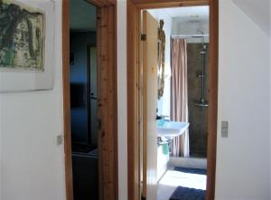 un bagno con lavandino, water e specchio di Feriegården i Floutrup a Roslev
