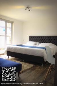 Un dormitorio con una cama grande y una ventana en HOTEL ZARCILLEJO, en Pasto