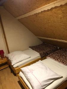 Posteľ alebo postele v izbe v ubytovaní Rodzinny Domek Apartament + 17 fotografií