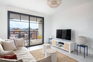 un soggiorno con divano e TV di Appartement de vacances en Cotes d Armor pour six personnes a Pléneuf-Val-André