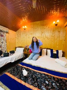 Houseboat New Suzan客房内的一张或多张床位
