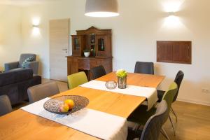 a dining room with a table and chairs at Ferienwohnung im Hasetal in Löningen
