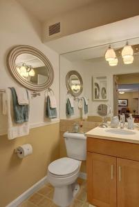 bagno con servizi igienici, lavandino e specchio di Vibrant Downtown, King Bed, Work Desk & Kitchen a Seattle