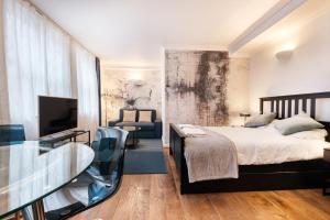 um quarto com uma cama e uma sala de estar em Oxford Street London by Threstle em Londres