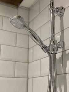 El baño incluye ducha con cabezal en un poste. en The Nags Head - Room only accommodation en Lyme Regis