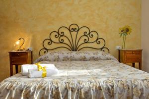 アッシジにあるAgriturismo La Castellanaのベッドルーム1室(ベッド1台、タオル2枚付)