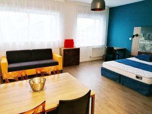 ein Zimmer mit einem Bett, einem Tisch, einem Bett und einem Tisch mit 6 dx in der Unterkunft Appart-Hotel Mer & Golf City Ile de Nantes in Nantes + 45 Fotos