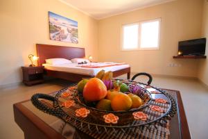 Zimmer mit einer Obstschale auf dem Tisch in der Unterkunft Guest House Villa Pastrovka in Sveti Stefan
