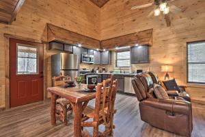 Gallery image of Pigeon Forge Cabin with Hot Tub 1 Mi to Parkway in Pigeon Forge
