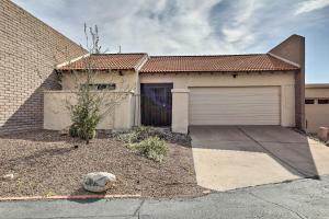 Tucson Townhome with Private Patio and Mtn Views!