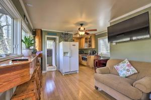 uma cozinha e sala de estar com um frigorífico branco em Cozy Creekside Cabin with Grill Fish and Explore! em Thomaston