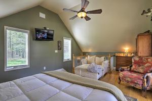 - une chambre avec un lit et un ventilateur de plafond dans l'établissement Cozy Creekside Cabin with Grill Fish and Explore!, à Thomaston