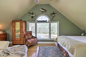 Ένα ή περισσότερα κρεβάτια σε δωμάτιο στο Cozy Creekside Cabin with Grill Fish and Explore!