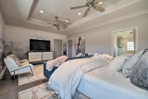 - une chambre avec un grand lit et un ventilateur de plafond dans l'établissement Luxurious Aggieland Retreat - 14 Mi to AandM!, à Navasota
