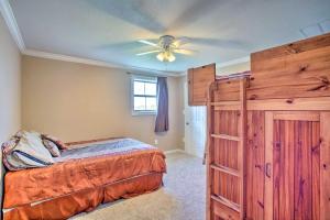 Tempat tidur dalam kamar di Unique Remodeled Ranch Apartment in Sanger!