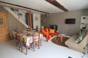 a living room with a table and a couch at Maison de charme bord de mer - Avec jardin et wifi in Luc-sur-Mer
