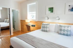 Llit o llits en una habitació de Riviere South Beach Hotel