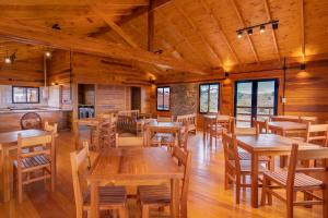 A restaurant or other place to eat at Alma Serrana - Suites de montaña!