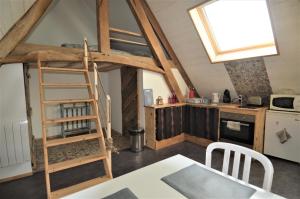 cocina con cama elevada en Studio de charme en bord de mer - Wifi, en Luc-sur-Mer
