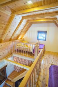une cabane en rondins mansardée avec un escalier dans l'établissement Koliba Činčila, à Žabljak
