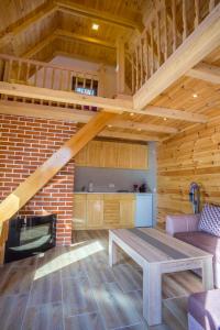 Elle comprend un salon doté d'une cheminée et d'un plafond en bois. dans l'établissement Koliba Činčila, à Žabljak